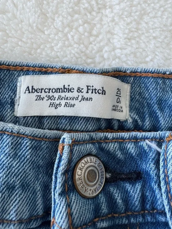 Abercrombie & Fitch Distressed 90s Relaxed Jean High Rise - Picture 2 of 8